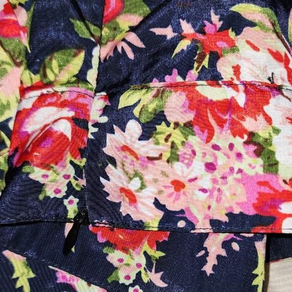 ALICE'E PIG Floral V-Neck Blouse in Navy and Pink - Picture 3 of 5